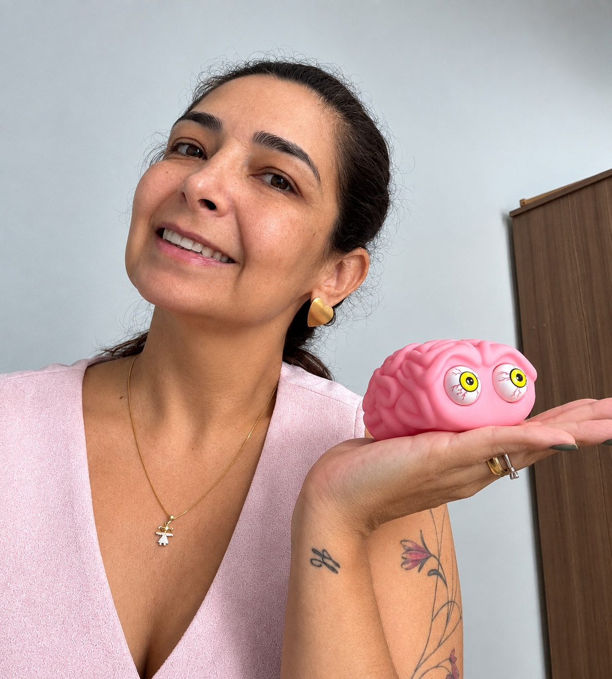 Fernanda Ponsoni, neuropsicóloga e psicóloga, segurando um modelo de cérebro